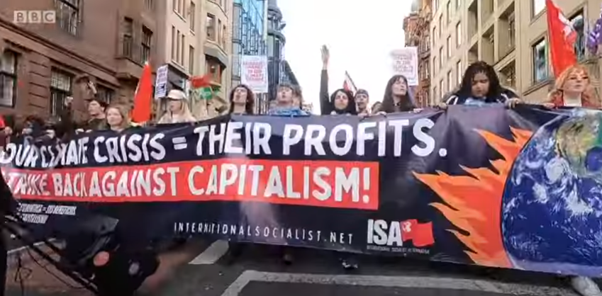 A substantial block of protesters claim to "decolonize the planet" and to "rally against capitalism", having signs endorsed again by the Socialist Workers Party